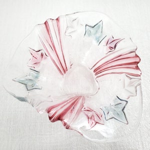Ciotola in cristallo MIkasa da 8&quot;, Walther Glass, realizzata in Germania, Parisian Ivy, rosa, a forma di fazzoletto, anni &#39;90.