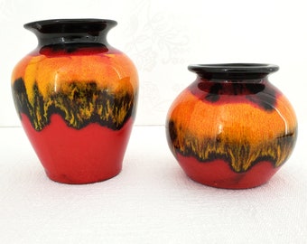 Par små droppglasyrvaser, tillverkade i Kanada, furukeramik, orange, röd, svart, 10 cm och 7,5 cm