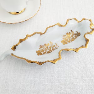 Petit plat 23 cm (9 po.), en forme de feuille, peint à la main, détails dorés, porcelaine de France
