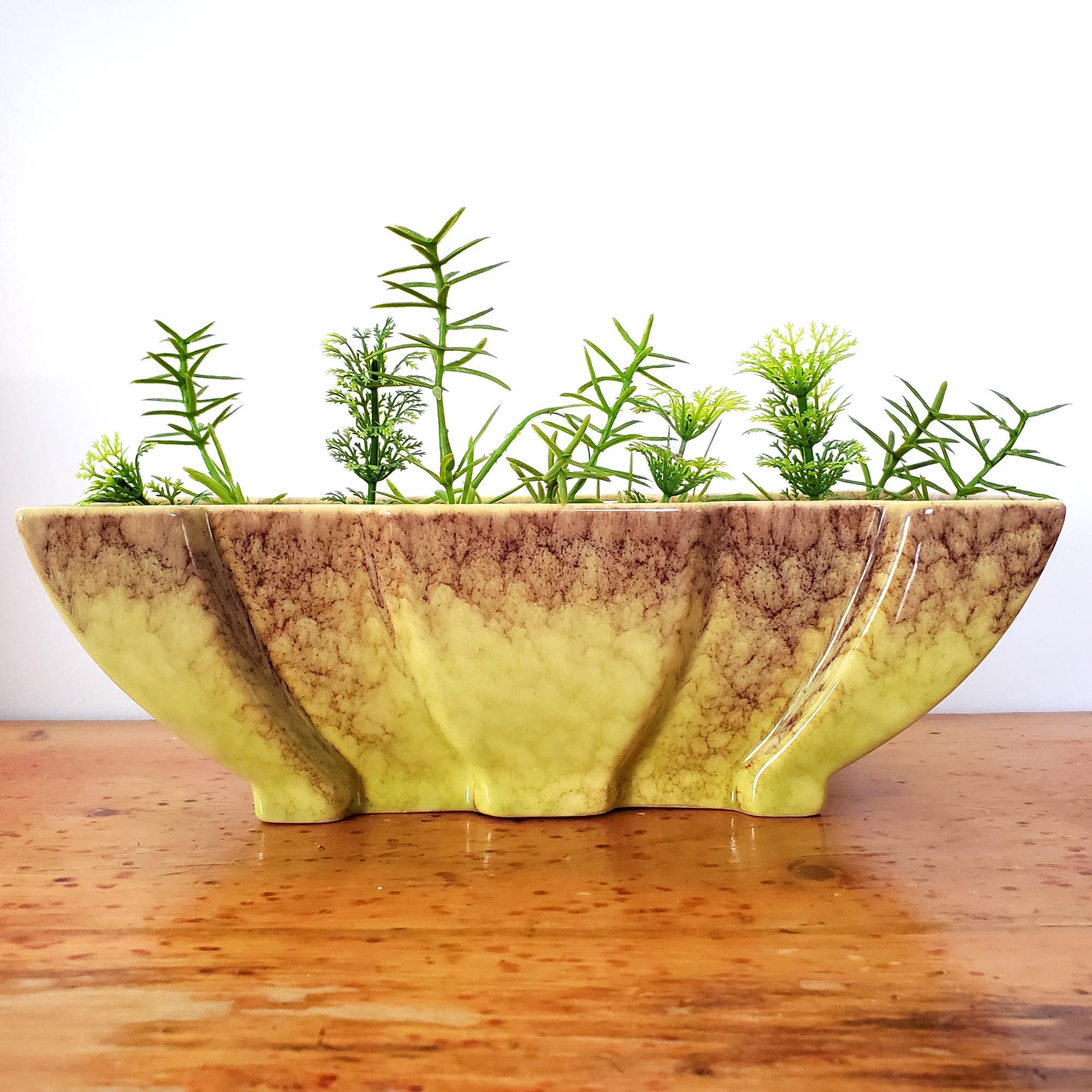 Vaso brocchetta in ceramica smaltata con fiori freschi primaverili