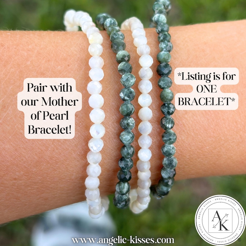 Op de afbeelding: Vier kralenarmbanden met gefacetteerde ronde kralen in afwisselend witte en donkergroene kleuren. De tekst op de afbeelding luidt: Pair with our Mother of Pearl Bracelet! en *Listing is for ONE BRACELET*. Een logo met AK is zichtbaar.