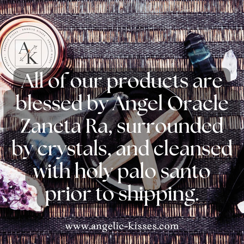Op de afbeelding: Een ronde zwarte schaal met twee gekruiste palo santo stokjes, naast een koperkleurig kaarsblik met een 'AK' logo, een donker kristal, een paarse amethistcluster en een wit kristal, met de tekst 'All of our products are blessed by Angel Oracle Zaneta Ra, surrounded by crystals, and cleansed with holy palo santo prior to shipping.' en 'www.angelic-kisses.com'.