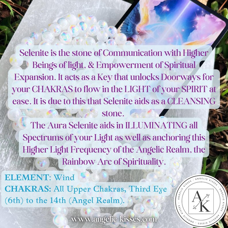 Op de afbeelding: Een witte seleniet kralenarmband met iriserende kralen wordt getoond met een kaart en tekst. De tekst beschrijft de eigenschappen van seleniet, waaronder communicatie, empowerment en reiniging. De website www.angelickisses.com is ook zichtbaar.