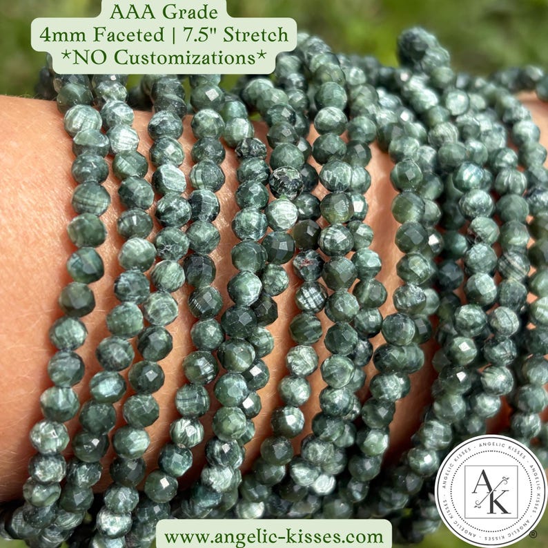 Op de afbeelding: Een elastische armband gemaakt van 4 mm gefacetteerde donkergroene kralen van AAA-kwaliteit. De tekst op de afbeelding luidt: AAA Grade, 4mm Faceted | 7.5" Stretch, *NO Customizations*, www.angelic-kisses.com, samen met een AK-logo.