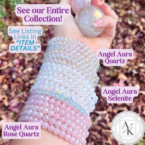 Op de afbeelding: Een collectie Angel Aura Quartz, Seleniet en Rozenkwarts armbanden. De armbanden zijn gemaakt van kleine, iriserende kralen in wit- en roze tinten. De afbeelding bevat ook tekst: "Bekijk onze hele collectie!" en "Zie links in 'ITEM DETAILS'".