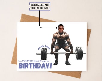 Könnte beinhalten: Eine Geburtstagskarte mit einer Cartoon-Illustration eines muskulösen Mannes, der Gewichte hebt, mit dem Text "Oh My Quad" und "I'm PUMPED that it's your BIRTHDAY!" Die Karte ist mit einem Foto des Gesichts Ihres Freundes anpassbar.