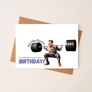 K&ouml;nnte beinhalten: Eine Geburtstagskarte mit einem Mann, der Gewichte hebt, mit dem Text "Oh My Quad" und "I'm PUMPED that it's your BIRTHDAY!"