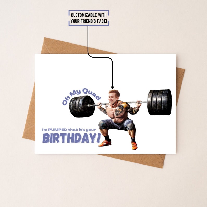 K&ouml;nnte beinhalten: Eine Geburtstagskarte mit einem Mann, der Gewichte hebt, mit dem Text "Oh My Quad I'm PUMPED that it's your BIRTHDAY!" Die Karte ist mit dem Gesicht eines Freundes anpassbar.