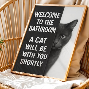 Willkommen im Badezimmer eine Katze, Katze Badezimmer Schild, Katze späht Wandkunst, Katze Badezimmer Kunst druckbare Kunst, schrulliges Dekor, Katzenmama Geschenk, ungerahmt