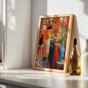 K&ouml;nnte beinhalten: Ein gerahmter Kunstdruck zeigt eine K&uuml;chenszene mit einer kochenden Frau, einer schwarzen Katze und einem leuchtend orangefarbenen Hintergrund. Das Kunstwerk zeigt ein gelbes Kleid, eine blaue Vase und einen Holzrahmen, was eine warme Atmosph&auml;re schafft.