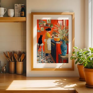 K&ouml;nnte beinhalten: Ein gerahmter Kunstdruck zeigt eine Person, die in einer K&uuml;che mit einer schwarzen Katze kocht. Das Kunstwerk zeigt eine leuchtend rote Wand, einen schwarzen Herd und eine blaue Vase. Die Person tr&auml;gt ein gelbes Kleid und eine wei&szlig;e Sch&uuml;rze.