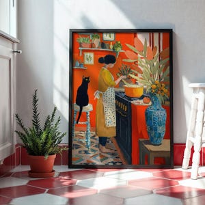 K&ouml;nnte beinhalten: Ein gerahmter Kunstdruck, der eine K&uuml;chenszene mit einer kochenden Person zeigt. Das Kunstwerk zeigt eine schwarze Katze, eine blaue Vase und ein lebendiges Farbenschema aus Orange und Rot. Eine Topfpflanze und ein wei&szlig;er Hocker befinden sich im Vordergrund.