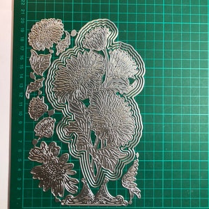 Grande set di fustelle a forma di biglietto di fiori 3D con gerbere da 12 pezzi - La fustella più grande misura 19,9 x 10,8 cm