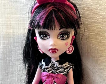 Pre-owned Draculaura Picture Day Authentic Mattel collectible doll, Monster High clothes and accessories, Monster High Dolls