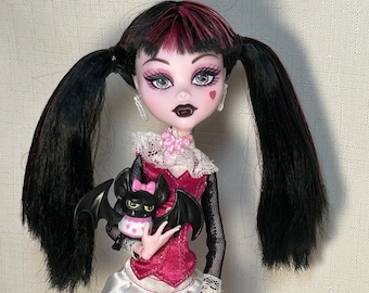 Monster High Doll Draculaura First Wave COMPLETE, Authentic Mattel collectible doll, Monster High clothes and accessories, Signature M High