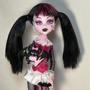 Monster High Doll Draculaura First Wave COMPLETE, Authentic Mattel collectible doll, Monster High clothes and accessories, Signature M High