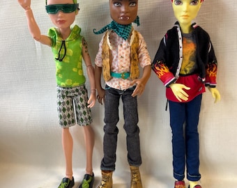 Muñecos Monster High de segunda mano para niños: Deuce Gorgon, Heat Burns, Clawd Forbitten Love. Auténticos muñecos coleccionables masculinos de Mattel.