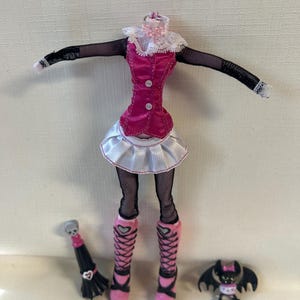 Draculaura Signature First Wave Accessories, Monster High Clothes and Accessories, Draculaura top, skirt, necklace, boots, tights. umbrella