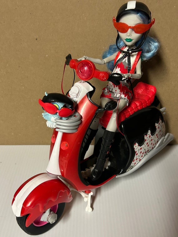 Monster High Dolls Ghoulia Yelps With Pet and Scooter Mattel 