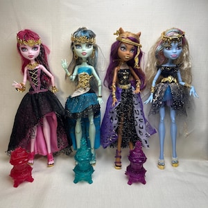 Monster High Doll 13 Wishes Haunt the Casbah Abbey, Draculaura, Clawdeen, Frankie Stein, authentic Mattel Monster High, Sold Individually.