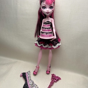 Monster High Doll Draculaura Sweet 1600 Authentic Mattel collectible doll, Monster High clothes and accessories, Licensed Reproduction, OOAK