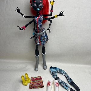 Monster High Doll Wydowna Spider with extra outfit, Authentic Mattel Collectible doll, Monster High clothes and accessories, Limited Edition