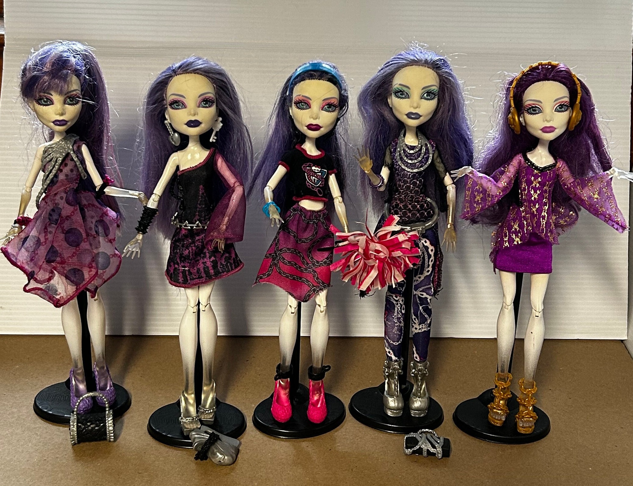 MONSTER HIGH: SPECTRA VONDERGEIST DRESS UP jogo online gratuito em