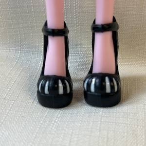 Monster High Frankie Stein Signature 1st Wave shoes, Authentic Mattel, Collectible Limited Edition Monster High Clothes and Accessories, MH