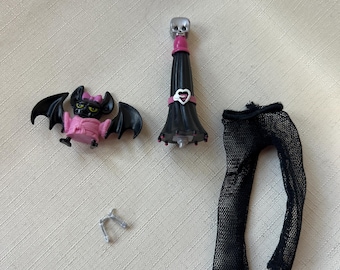 Accesorios exclusivos de la primera colección de Draculaura, ropa y accesorios de Monster High, tops, botas y medias de Draculaura, paraguas, mascotas