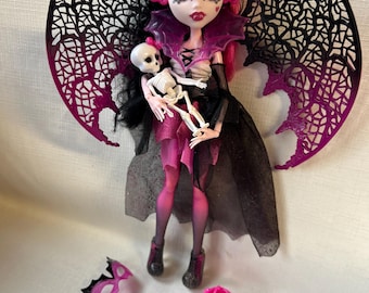 Pre-owned Monster High doll Draculaura Ghouls Rule, authentic Mattel collectible doll, Monster high clothes and accessories- limited edition