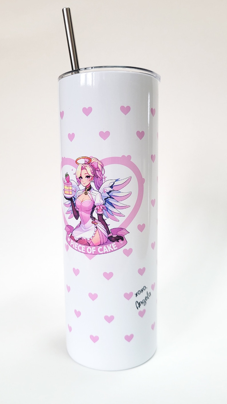 Puede incluir: Un vaso de acero inoxidable blanco con un patr&oacute;n de corazones rosas. Presenta una ilustraci&oacute;n rosa y blanca de un &aacute;ngel sosteniendo un pedazo de pastel. El texto "Piece of Cake" est&aacute; escrito debajo de la ilustraci&oacute;n. El texto "XOXO Angela" est&aacute; escrito en negro en la parte inferior derecha del vaso.