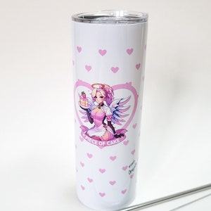 Puede incluir: Un vaso de acero inoxidable blanco con un patr&oacute;n de corazones rosas y una ilustraci&oacute;n rosa y blanca de una mujer con alas de &aacute;ngel sosteniendo un pedazo de pastel. El texto "Piece of Cake" est&aacute; impreso debajo de la ilustraci&oacute;n. El vaso viene con una pajita de acero inoxidable y un cepillo de limpieza.