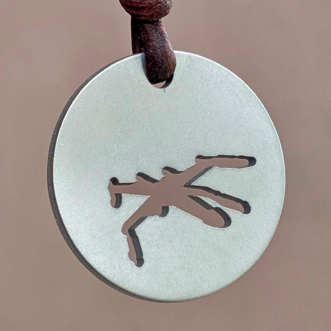 X Wing Halskette aus Edelstahl mit Wasserstrahl-Cut-Out-Design.