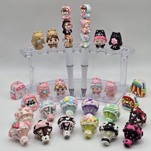 Puede incluir: Un letrero de madera hecho a mano con la palabra "Welcome" en una fuente juguetona. Presenta un fondo blanco desgastado y un marco marrón oscuro, ideal para una puerta principal. El letrero mide aproximadamente 30 cm de ancho y 15 cm de alto.