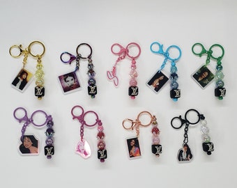 Selena Quintanilla Keychain – Tejano Queen Fan Gift, Bidi Bidi Bom Bom Charm, Latin Music Icon Accessory, Handmade Tribute, bag or cup charm