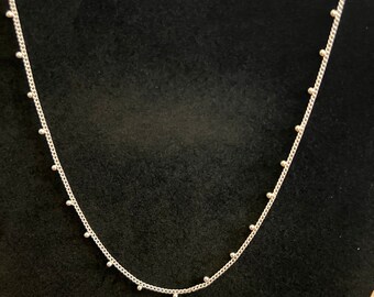 Zilveren ketting met kleine zilveren bolletjes