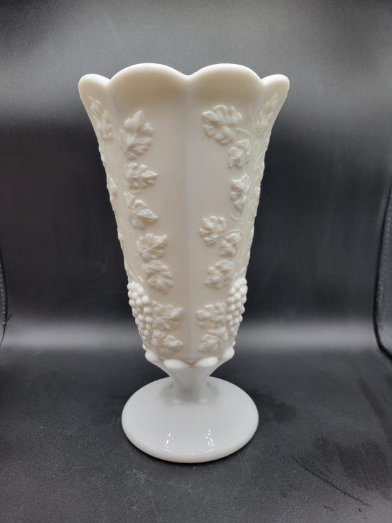 1970年代　ウェストモアランド ミルクガラス花瓶 1970年代 ウェストモアランド ミルクガラス花瓶 - メルカリ