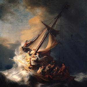 Op de afbeelding: Een schilderij dat een stormachtige zee afbeeldt met een schip dat heen en weer wordt geslingerd door de golven. Het schip zit vol mensen, en een figuur in het midden lijkt de storm te kalmeren.