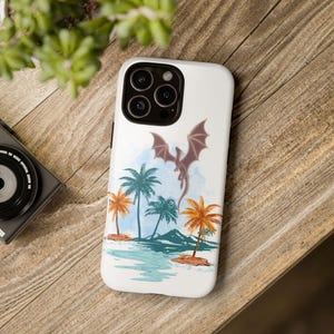 Könnte beinhalten: Weißes Handycase mit einer tropischen Szene. Es zeigt Palmen, Wasser und einen braunen Drachen im Flug. Die Palmen sind orange und grün. Der Hintergrund hat einen blauen Aquarelleffekt.