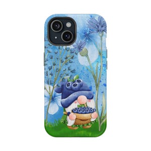 Peut inclure: Une coque de téléphone bleue et blanche avec un gnome de dessin animé tenant un panier de myrtilles. Le gnome porte un chapeau bleu et a une barbe blanche. L'arrière-plan est un motif aquarelle de fleurs bleues et de feuilles.