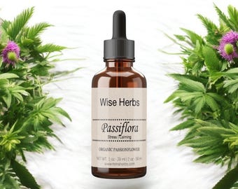Peut inclure: Une bouteille en verre brun avec un compte-gouttes, étiquetée "Wise Herbs Passiflora Stress Calming Organic Passionflower Net Wt: 1 oz - 29 ml (2 oz - 58 ml) www.wiseherbs.com"