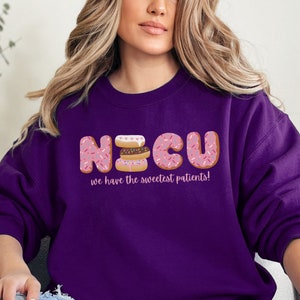 Pode incluir: Camisola roxa com o texto "NICU we have the sweetest patients!" em branco. As letras s&atilde;o feitas de donuts cor-de-rosa com granulado.