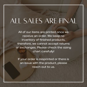 Pode incluir: Um gr&aacute;fico de texto sobre um fundo castanho com o texto "ALL SALES ARE FINAL" em branco. O texto abaixo diz "Todos os nossos itens s&atilde;o impressos assim que recebemos um pedido. N&atilde;o mantemos estoque de produtos acabados, portanto, n&atilde;o podemos aceitar devolu&ccedil;&otilde;es ou trocas. Por favor, verifique cuidadosamente o gr&aacute;fico de tamanhos! Se o seu pedido estiver mal impresso ou houver um problema com o produto, entre em contato conosco."