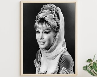 Jeannie | Wunderschönes Schwarzweiss Vintage Foto von Barbara Eden aus I Dream of Jeannie | Digitaler Download | Retro druckbare Wand TV Kunst