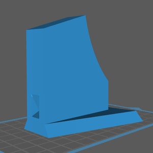 Może przedstawiać: Niebieski model 3D wydrukowany w kształcie geometrycznym z prostokątną podstawą i wysoką, pochyloną, prostokątną stroną. Model ma mały prostokątny otwór po boku.