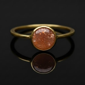 Delicado anillo de piedra solar, anillo minimalista de plata esterlina con bisel engastado con piedra preciosa redonda, joyería apilable para las fiestas.