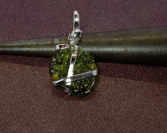 Collar con colgante de moldavita de plata de ley hecho a mano