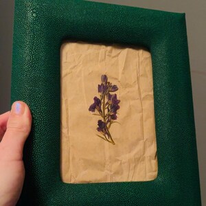 Moldura texturizada estilo couro verde com cartão reciclado, papel de lona, flores roxas, presentes exclusivos, cores ousadas, colecionáveis