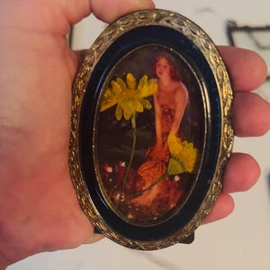 Moldura oval vintage ornamentada com flores amarelas, boticário de jardim de fadas, arte cottagecore, estética vintage, flores prensadas, itens florais colecionáveis