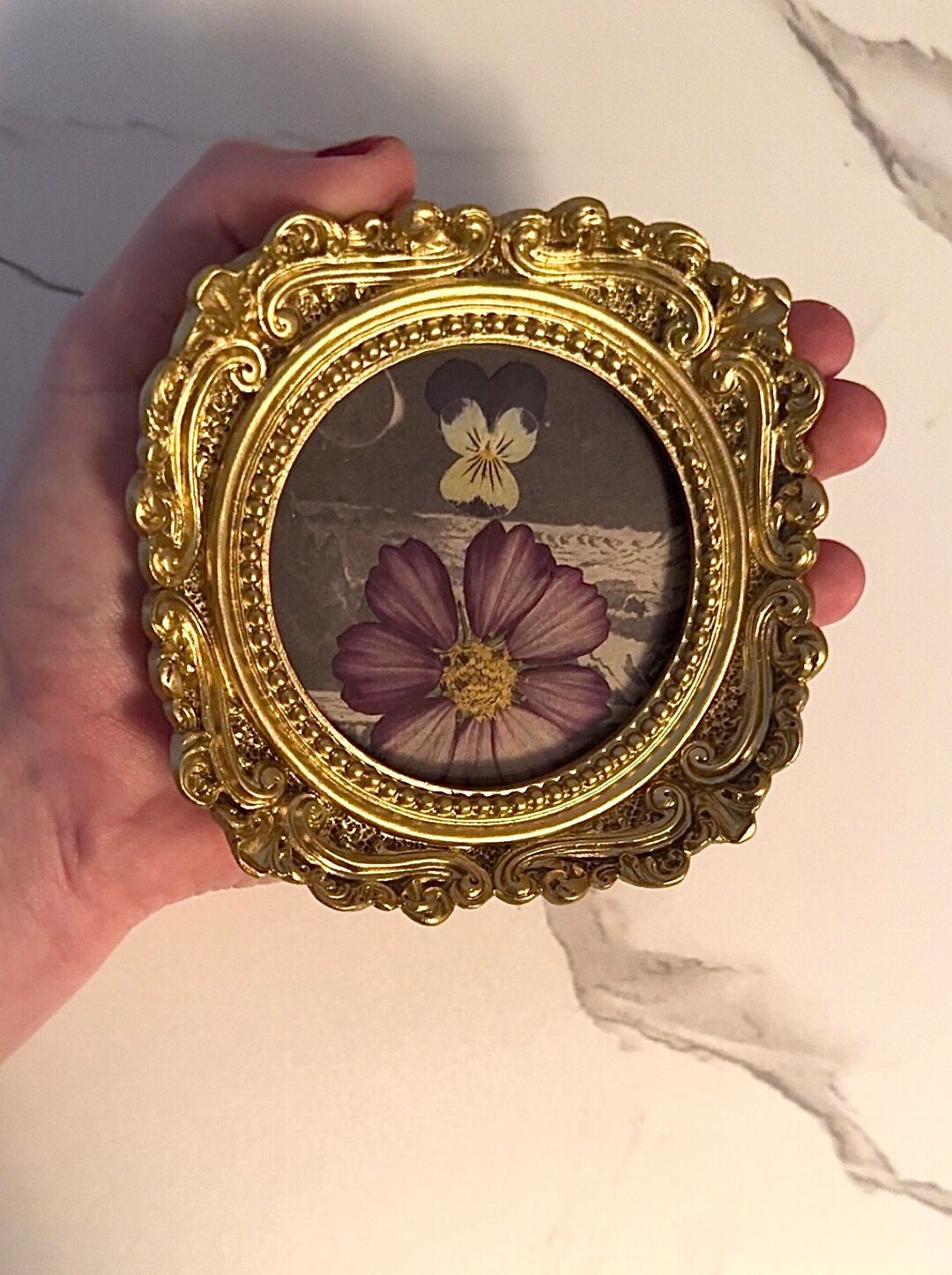 Gold Antique Style Ornate Vintage Frame Pressed Flowers Within ...